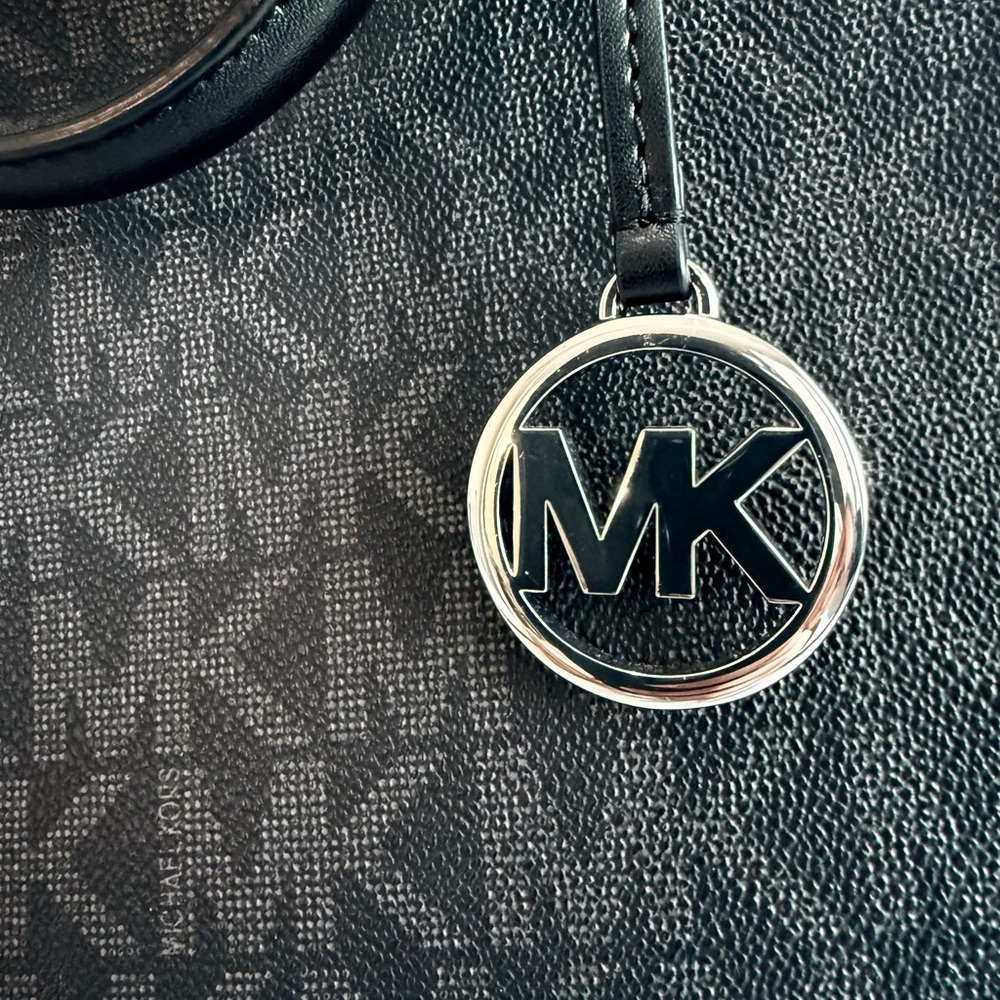 MICHAEL KORS JESSIE LARGE TZ TOTE | MK Signature Logo Tote - Picture 7 of 7